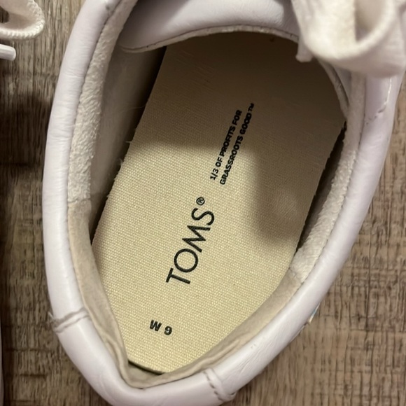 TOMS White Leather Sneaker - Picture 4 of 4